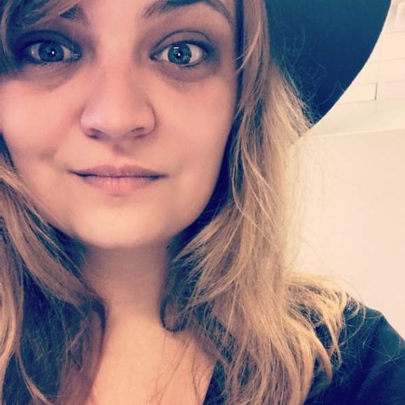 Meet your Posher, Cassandra - Picture 2 of 6